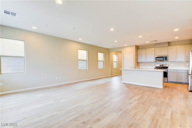 Building Photo - 11840 Pelican Butte Ave