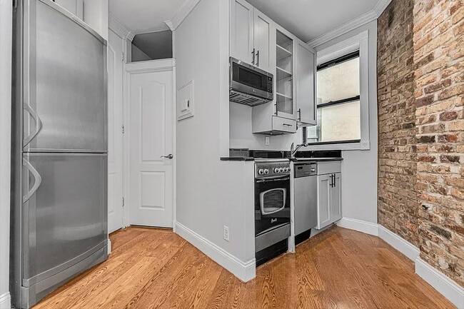 Photo - 350 W 21st St Unidad 2