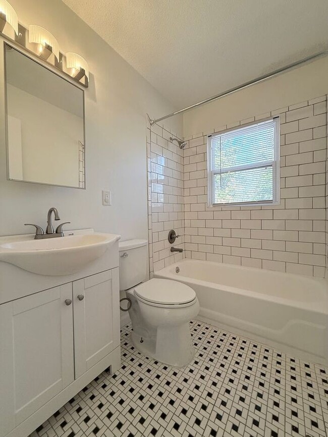 Photo - Adorable 2 bed 1 Bath Apartments off Gorman St!