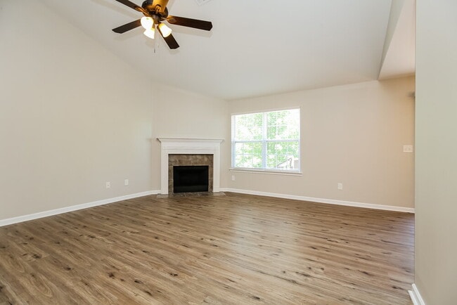 Photo - 183 Lyndhurst Dr