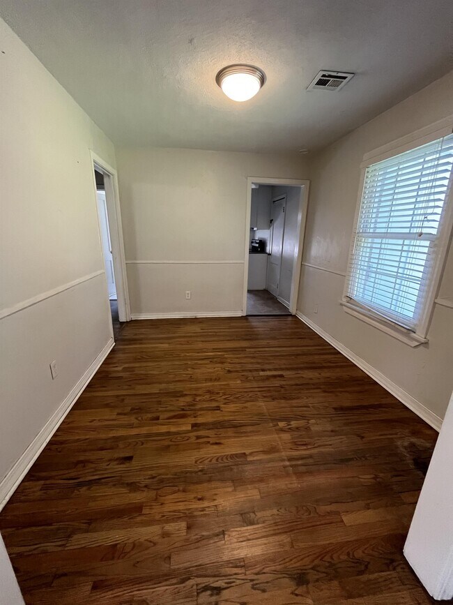 Photo - 423 E 6th St