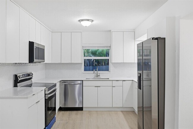 Photo - 465 NE 165th St