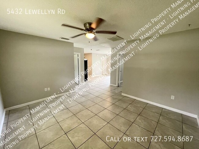 Photo - 5432 Lewellyn Rd