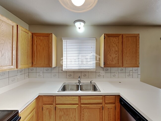 Photo - 911 N 2350 W