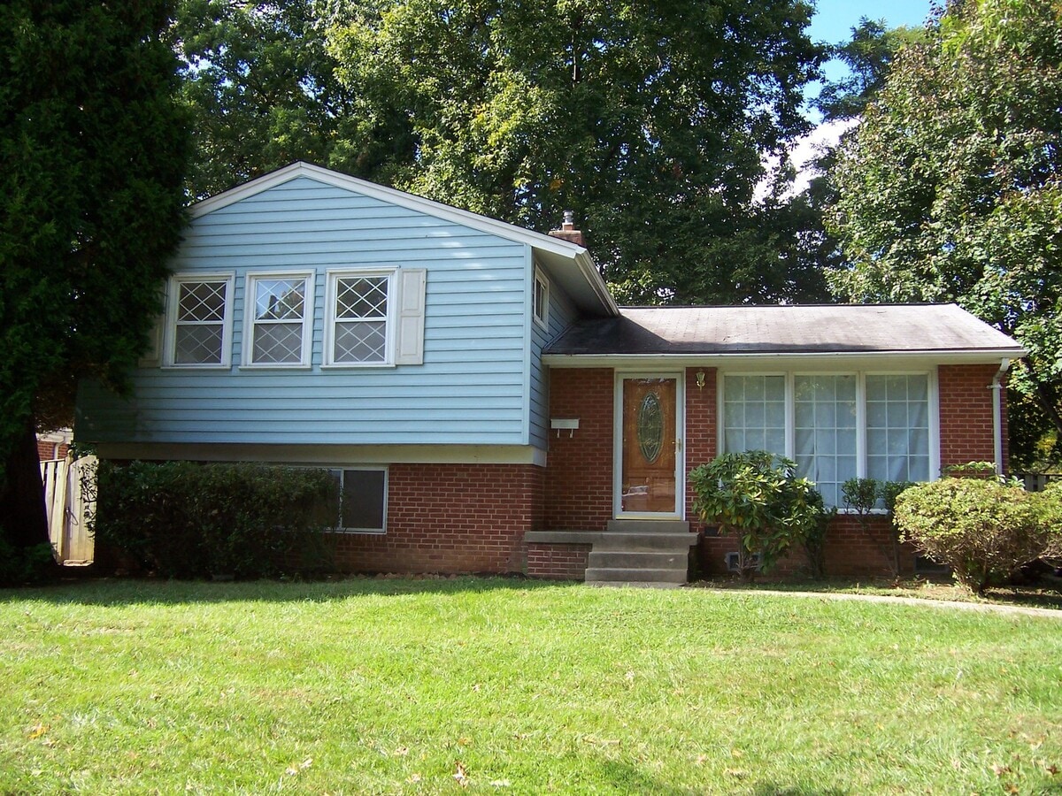 Pampered Split Level Close To EVERTYHING! - Pampered Split Level Close To EVERTYHING!