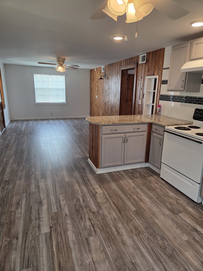 Building Photo - 125 N Lakewood Dr Unit Apt A