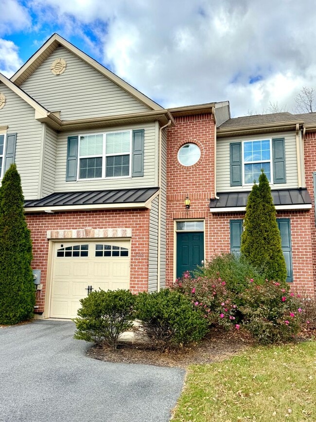 Photo - PARKLAND SCHOOLS! THREE BEDROOM TOWNHOME