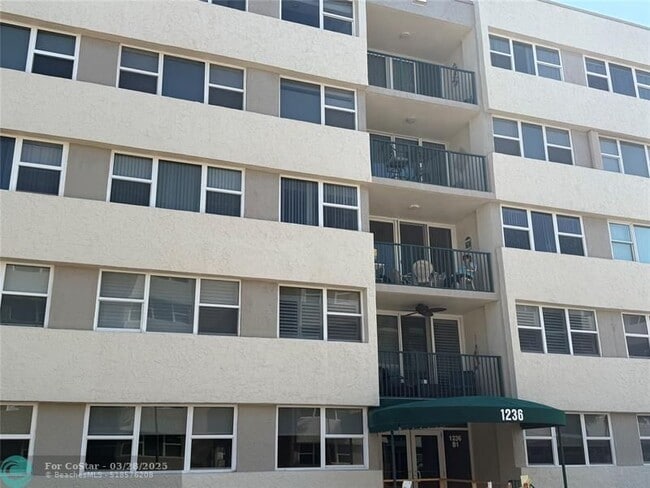 Photo - 1236 Hillsboro Mile Unidad 210 Rental