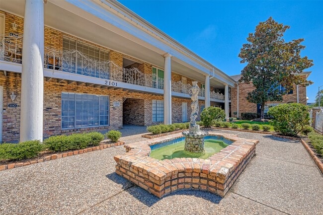 Building Photo - 2101 Fountain View Dr