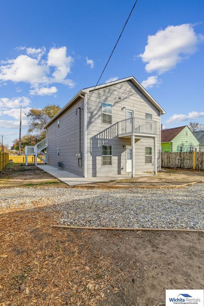 Building Photo - Newer construction 3 bedroom 2 bath