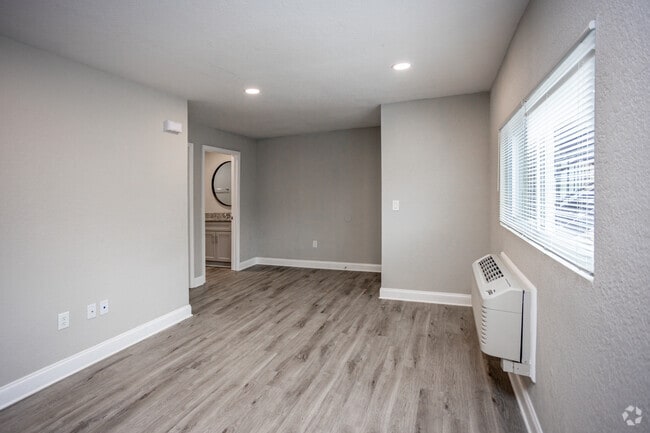 2 BR, 1 BA - 700SF