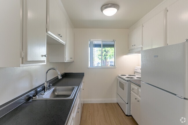 2BR, 1BA - 824SF - Kitchen - Bonnie Terrace Apartments