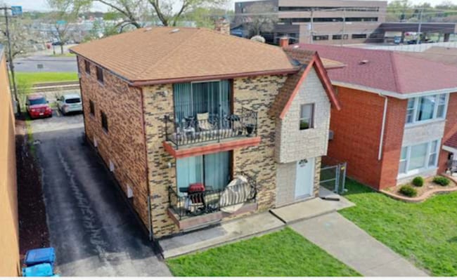 Spacious 3BR/1.5BA with Private Balcony Near Metra