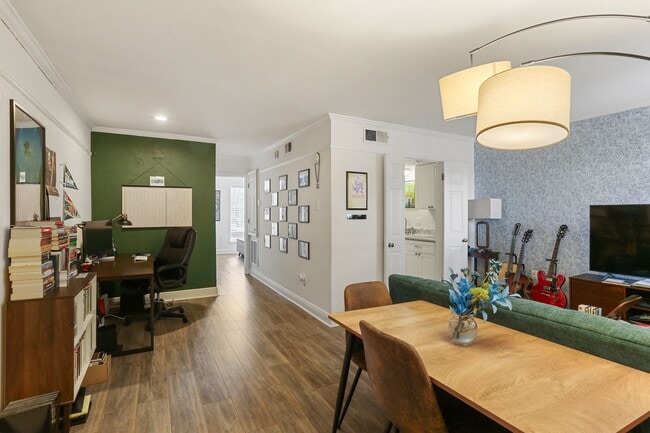 Building Photo - Gated Condo steps from Maple Street & St Charles!
