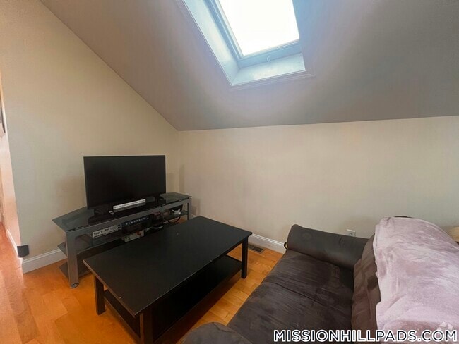 Building Photo - 16 Magazine St Rental