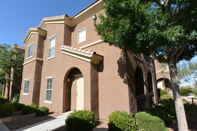 Building Photo - 1st Flr Condo 2 Bed W/Den - Gated Communit... Unit 103