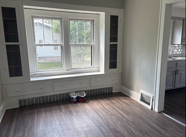 Photo - 975 Corwin Ave