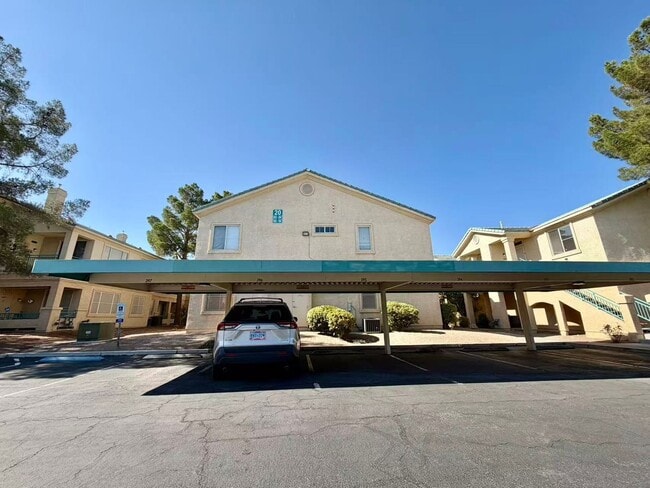 Building Photo - Great location condo