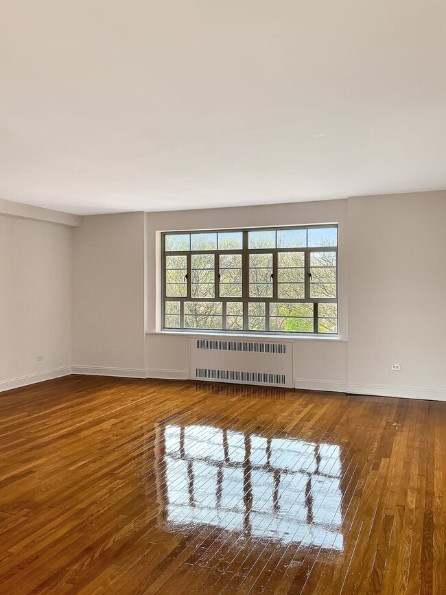 Building Photo - A prized destination in beautiful Forest Hill Garden, a place to call home Unit 46E