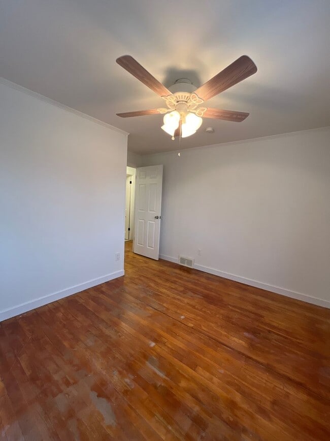 Photo - Charming 1 bedroom, fully furnished apartment Unit 2655 Eldridge Avenue
