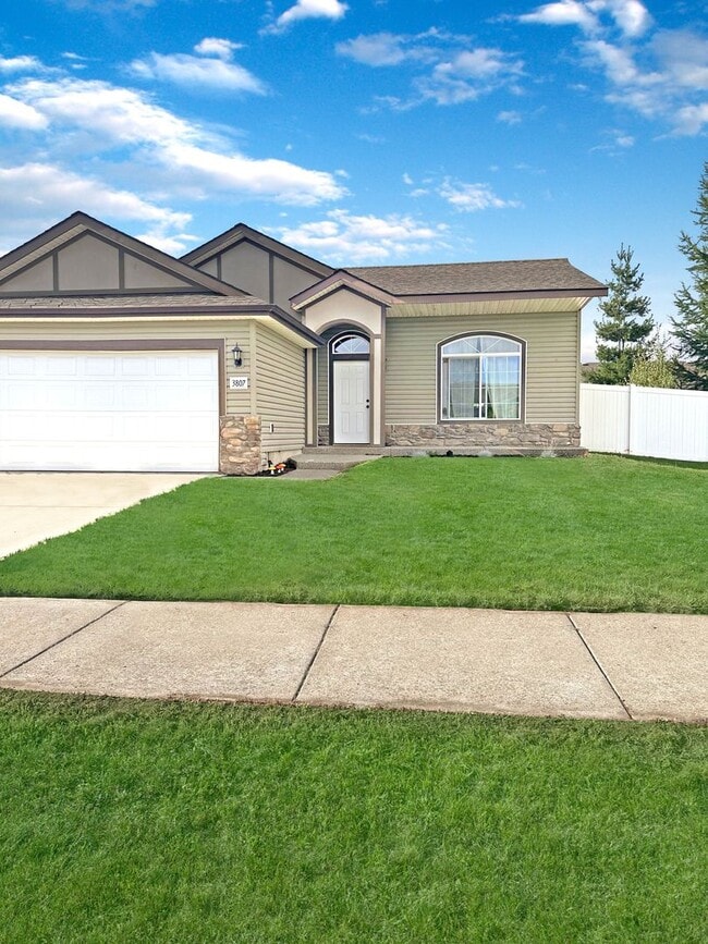 Building Photo - Charming and Modern 3-Bedroom House for Rent