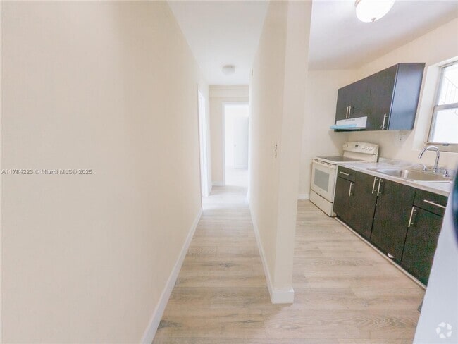 Building Photo - 2000 NW 29th St Unit 3 Rental