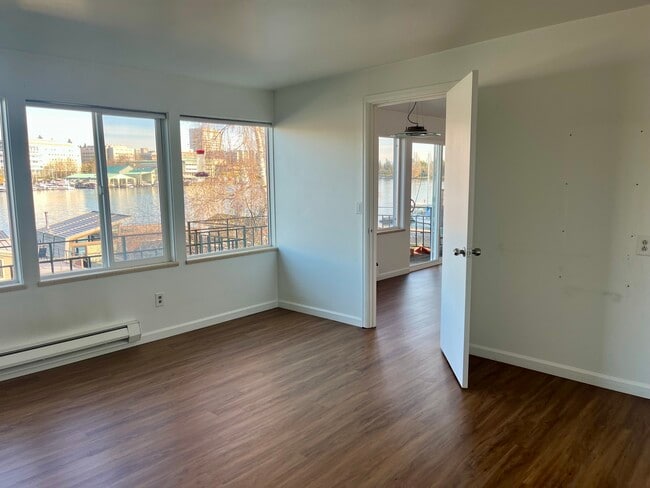 Photo - 3136 Portage Bay Plz E Unidad A