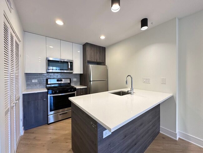 853 W Grace St Unit 202J
