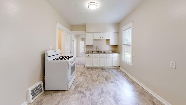 Building Photo - 3-Bedroom / 1.5 bath Single-Family Home