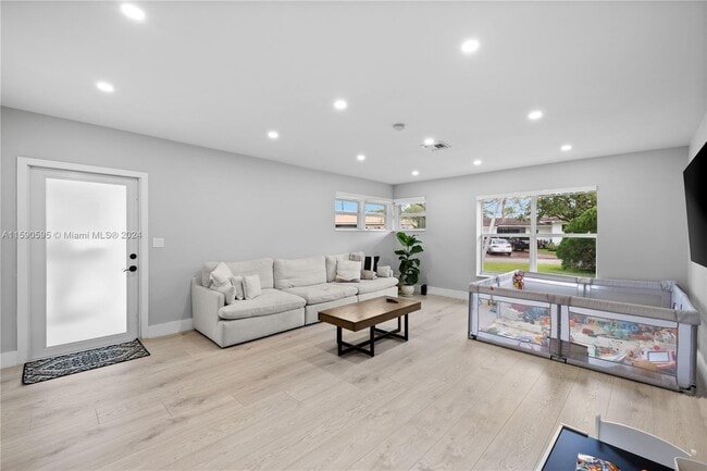 Photo - 10650 NE 11th Ct