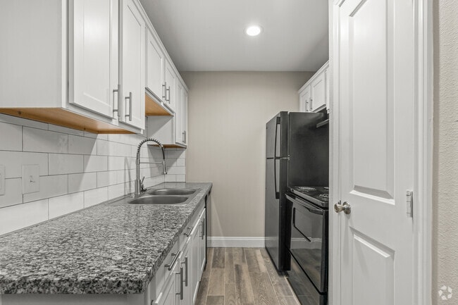 1BR, 1BA - 640SF - Kitchen