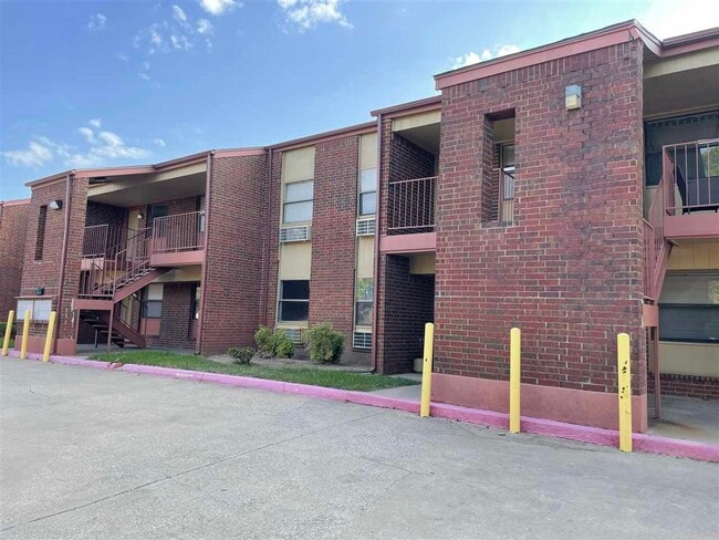 Building Photo - 1912 SW D Ave Unit P Rental