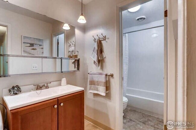 1BR/1BA+OFFICE in Boulder Available Now!