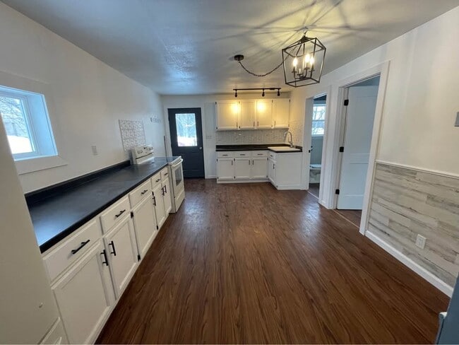 Photo - 401 W Hughitt St Unit Lower Apartment