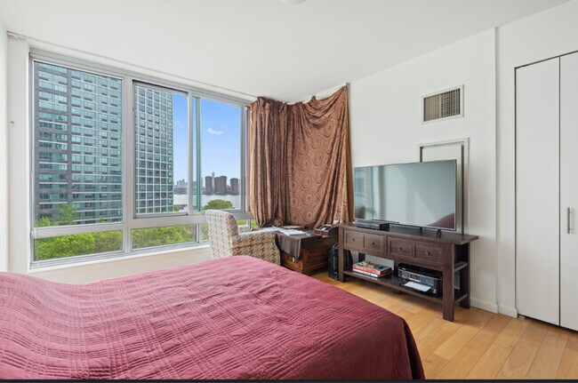 Photo - 4630 Center Blvd