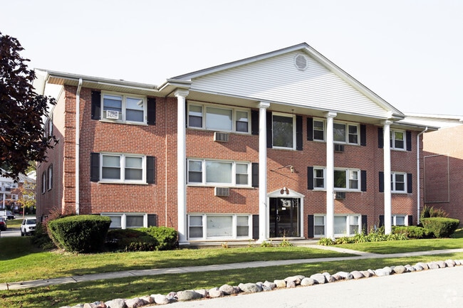 Colonial Court Apartments