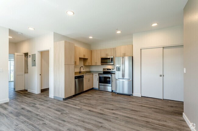 2BR, 1BA - 759 SF