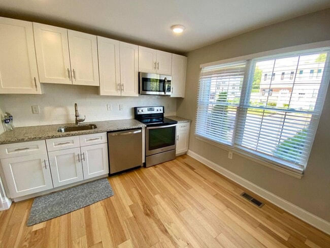 Photo - Charming 3 Bedroom/ 1.5 Bathroom Townhome ...