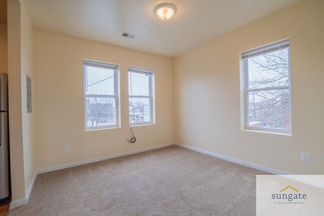 Photo - 2435 W Lafayette Ave Unidad 2 -