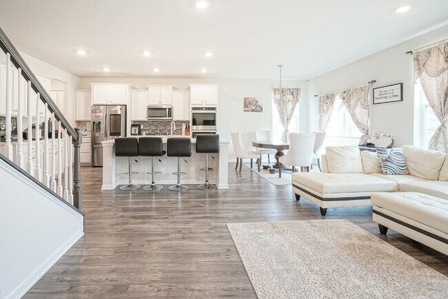 Photo - 32 Westmont Dr Unit Rm 5