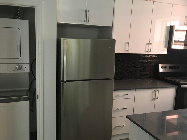 Photo - Little Italy - College Street 2 Bedroom Apartment / corner Palmerston Blvd. Unit 1