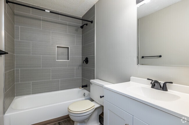 1BR, 1BA - Reno/809SF - Bathroom