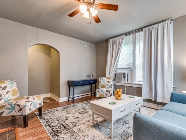 Living space - 529 NW 32nd St Casa Adosada