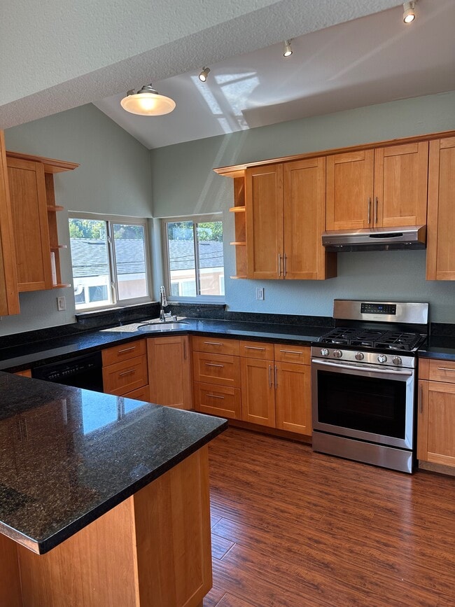 Building Photo - 1219 Paloma Ave Unit apt#2