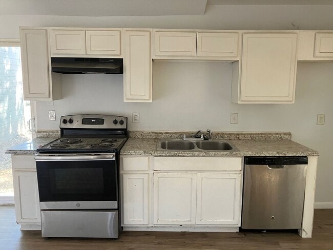 Photo - 2003 Johnson St