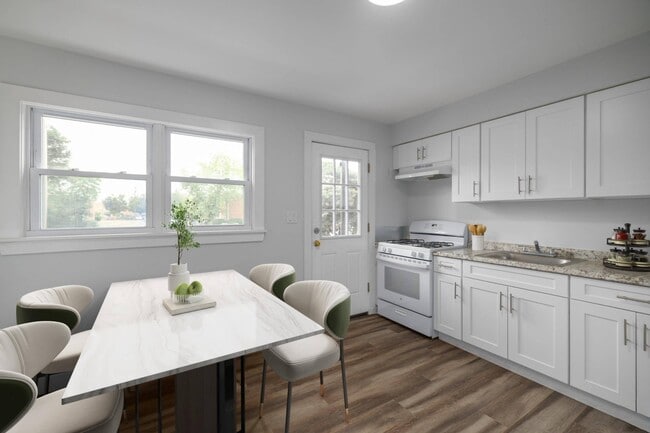 Kitchen - Pinewood Apartments