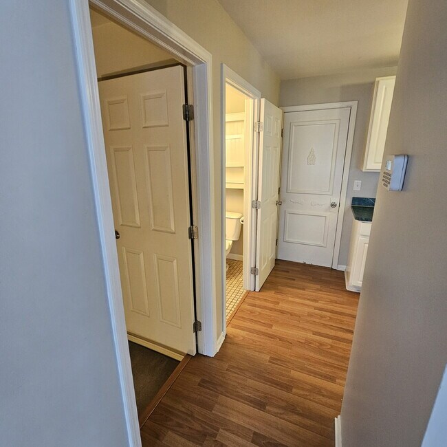 Photo - 2 Bedroom, 1.5 Bath Townhouse with Galley Kitchen & All Appliances, Open Living Area, Finished Ba... Unidad 2