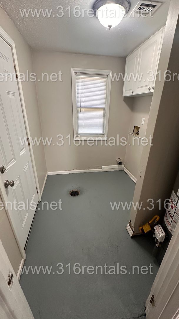 Photo - $850 - 2 bedroom/ 1 bathroom - Newly remod...