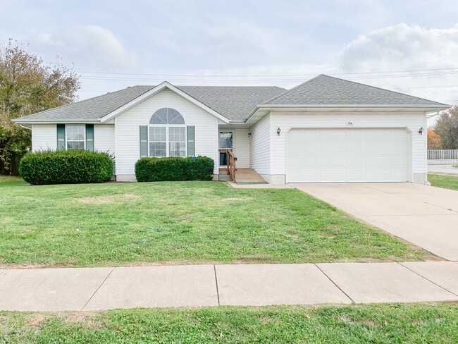 Front - 704 N Cottonwood Ave House