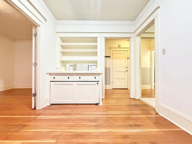 Photo - Charming 2nd Floor 1-Bed Condo in Ideal Nob Hill Location, W/S/G Included Unidad 203